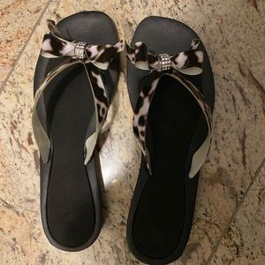 Guess leopard print flip flops